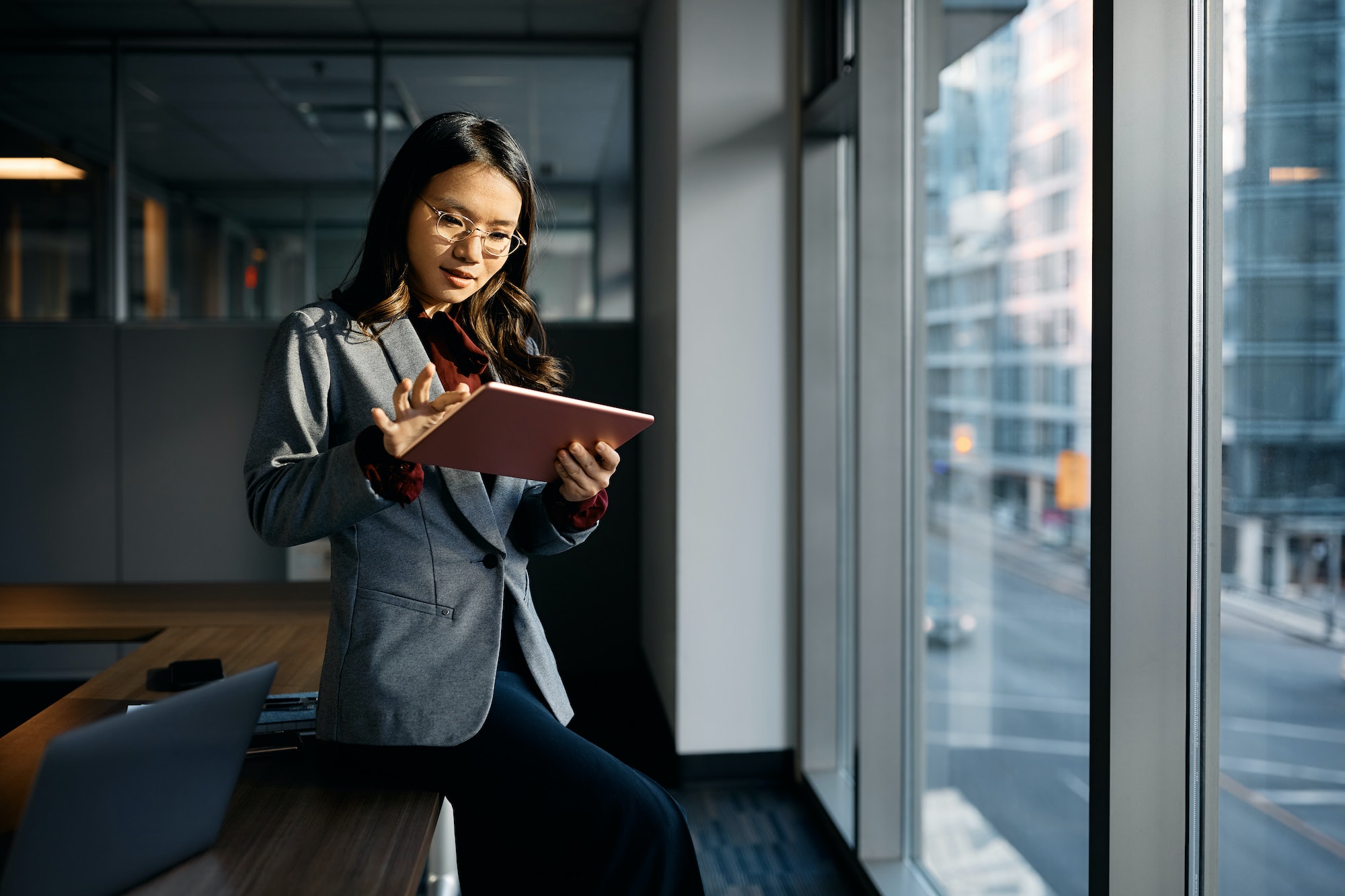asian-businesswoman-working-on-digital-tablet-in-the-office-.jpg